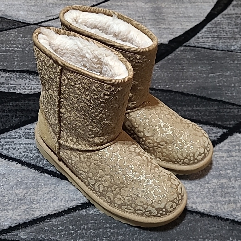 UGG GLITTER SNOW LEOPARD PRINT CLASSIC SHORT CHESTNUT BOOTS - Picture 1 of 15